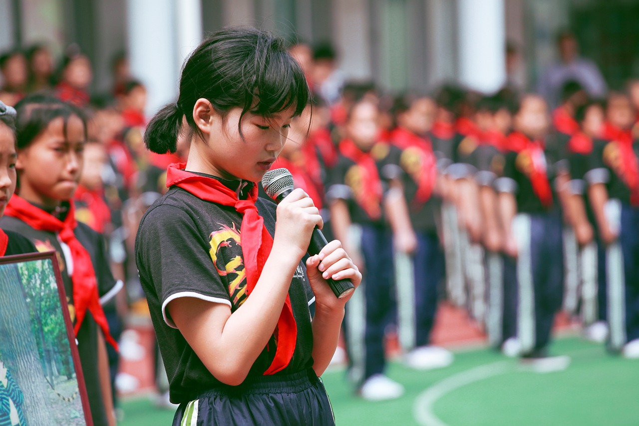 学生忘戴红领巾遭校长掐脖