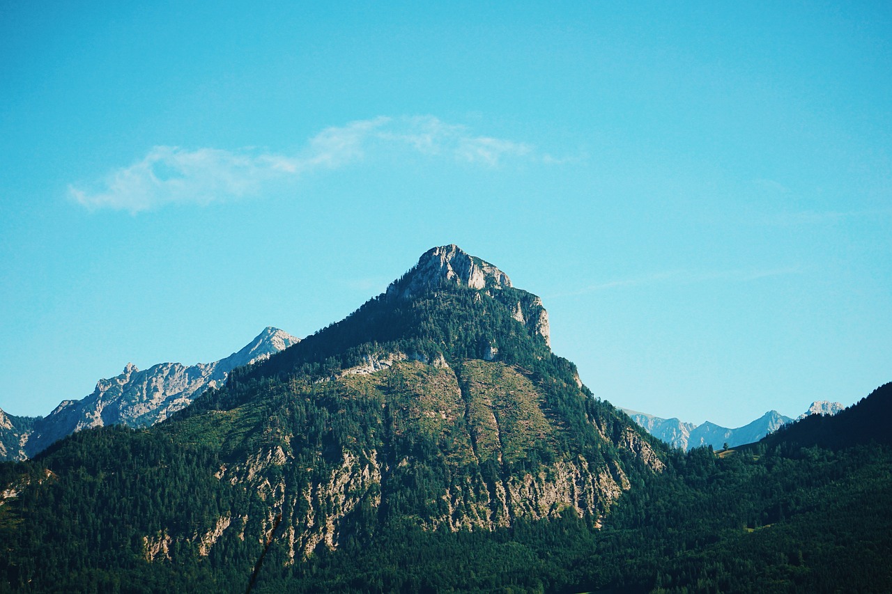 泰山，作为中国五岳之首，以其壮丽的自然景观和深厚的文化底蕴吸引了来自世界各地的游客。然而，近年来，随着游客数量的不断增加，泰山景区面临着一系列挑战。据统计，每天有数以万计的游客登上泰山，对泰山的环境和资源造成了巨大压力。本文将探讨泰山景区面临的问题，并提出相应的解决方案。