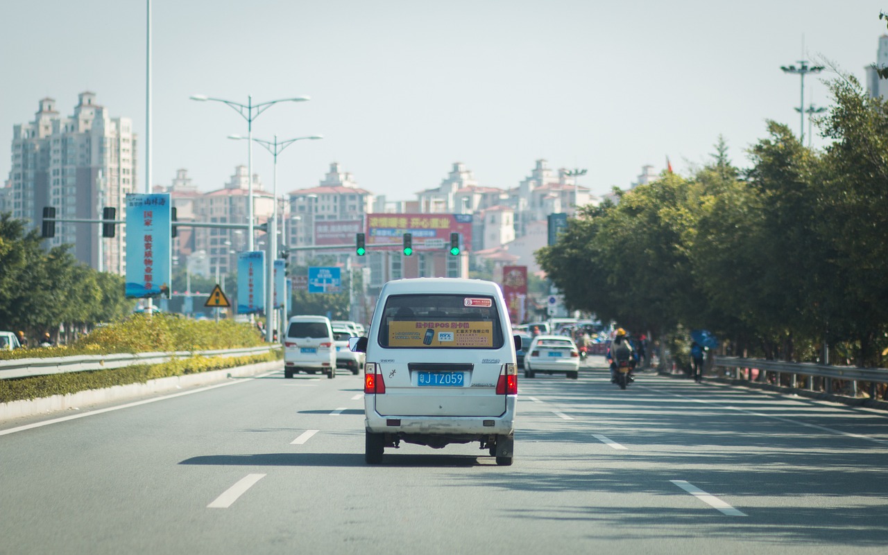 司机误踩油门6秒连撞3车4人